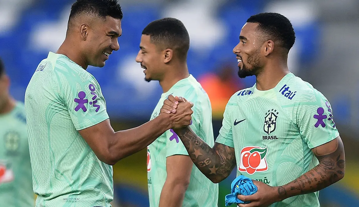 Gelandang Brasil Casemiro (Kiri) dan penyerang Gabriel Jesus (kanan) mengambil bagian dalam sesi latihan menjelang Kualifikasi Piala Dunia 2026, di stadion Mangueirao di Belem, Rabu (6/9/2023). (Photo by CARL DE SOUZA / AFP)