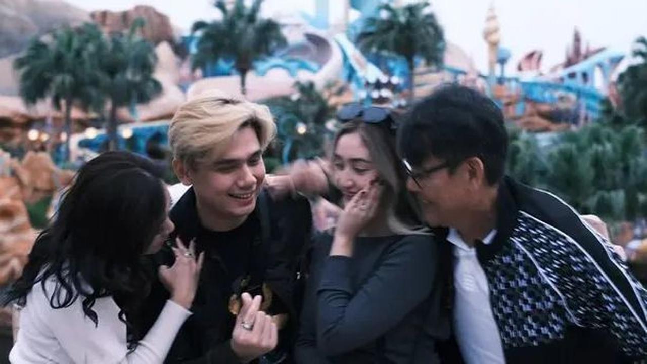 Orang tua Ranty Maria turut serta dalam momen Rayn melamar Ranty di Disneyland.