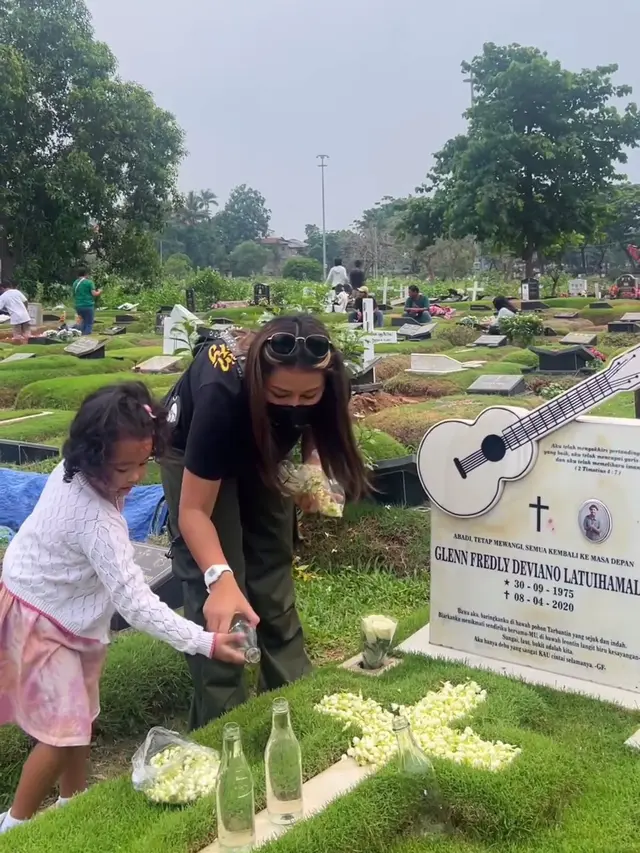 Jelang Tahun Baru, Ini 7 Momen Mutia Ayu dan Gewa Ziarah ke Makam Glenn Fredly