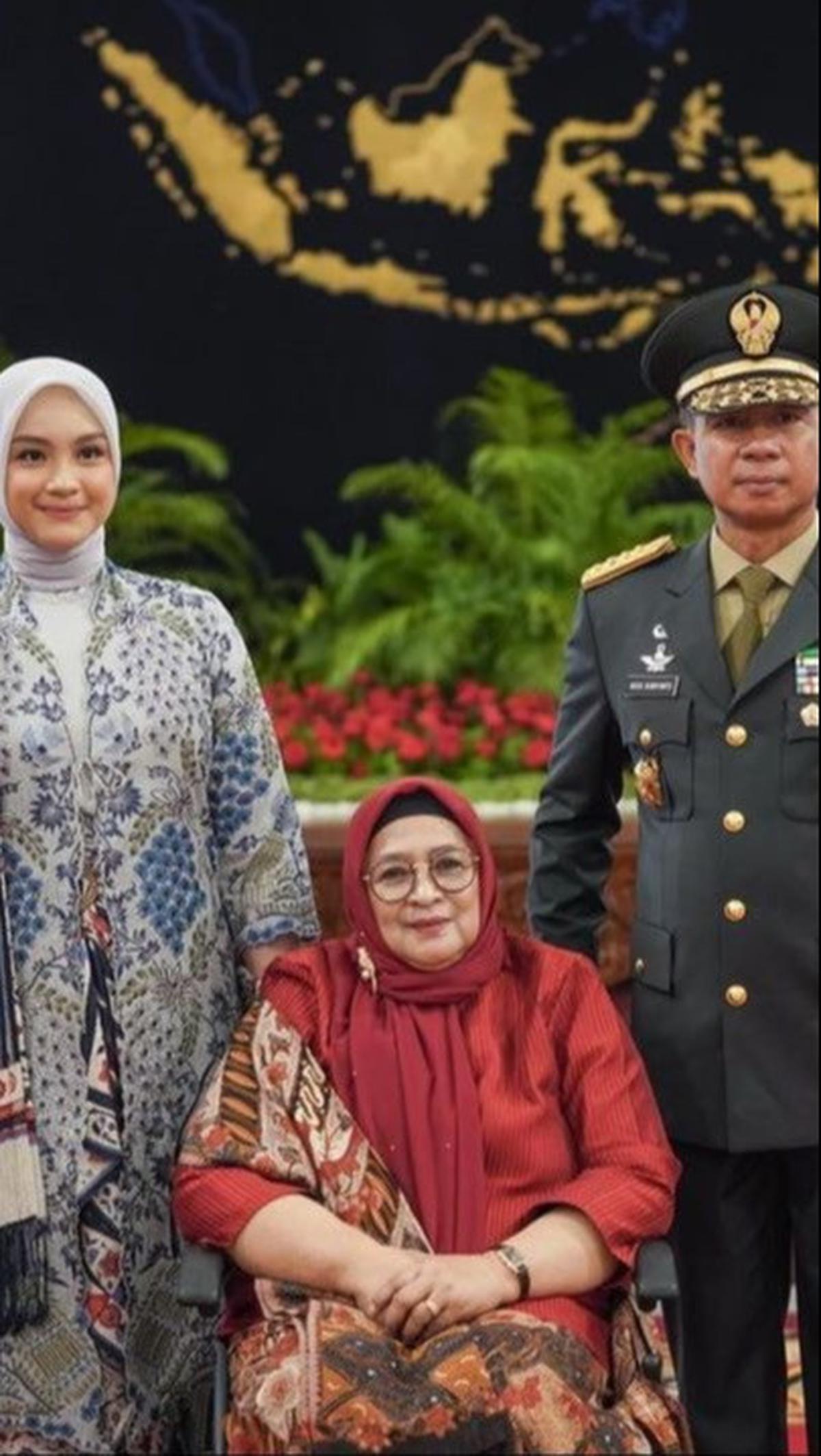 Evi merupakan ibu dari tiga anak. Ia dikenal ramah dan sederhana.