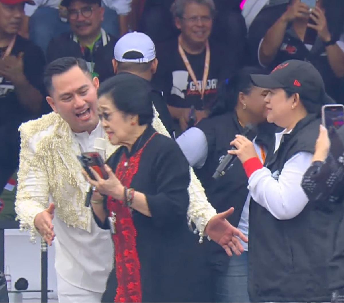 Kemeriahan kampanye akbar pasangan Capres dan Cawapres nomor urut 3, Ganjar-Mahfud MD yang digelar di Simpang Lima, Semarang, Sabtu (10/2/2024) diwarnai momen menarik ketika King Nassar mengajak Megawati bernyanyi.<br>