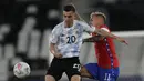 Gelandang Argentina, Giovani Lo Celso berebut bola dengan gelandang Chile, Eduardo Vargas pada pertandingan Grup A Copa America 2021 di Stadion Nilton Santos, Brasil, Selasa (15/6/2021). Argentina bermain imbang atas Chile 1-1. (AP Photo/Silvia Izquierdo)