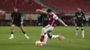 Bek Arsenal, Kieran Tierney (tengah) melepaskan tendangan yang berbuah gol kedua timnya ke gawang Benfica dalam laga leg kedua babak 32 Besar Liga Europa 2020/21 di Georgios Karaiskakis Stadium, Kamis (25/2/2021). Arsenal menang 3-2 atas Benfica. (AP/Thanassis Stavrakis)