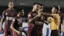 Kapten PSM Makassar, Hamkah Hamzah, memprotes keputusan wasit terkait waktu pertandingan saat laga melawan Persib Bandung dalam lanjutan Liga 1 di Stadion GBLA, Bandung, Rabu, (5/7/2017). Persib menang 2-1 atas PSM. (Bola.com/M Iqbal Ichsan)