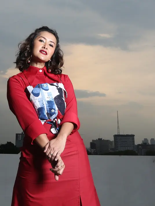 10 tahun bukanlah waktu yang pendek bagi pernikahan. Demi merayakan hari jadinya, personel grup Be3 itu menyiapkan lirik lagu untuk sang suami. Namun, setelah dua minggu berjalan keburu ketahuan dengan suami. (Bambang E Ros/Bintang.com)