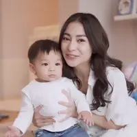 Hari-hari Nikita Willy makin penuh warna sejak dikaruniai bayi laki-laki, Issa Xander Djokosoetono. Ia kerap berbagi momen dengan suami dan anak di medsos. (Foto: Dok. Instagram @nikitawillyofficial94)