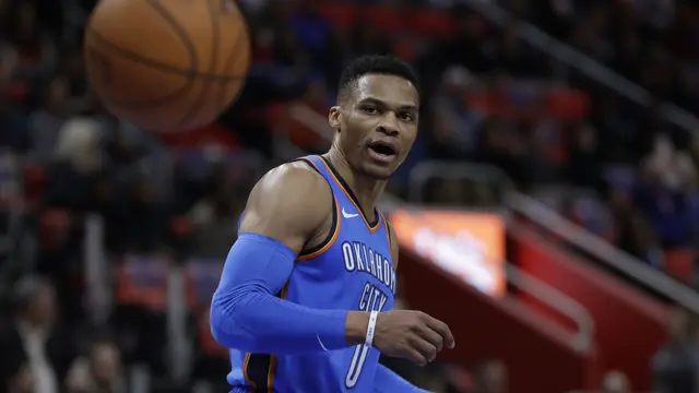 Russell Westbrook membuat triple double saat Thunder melawan Pistons