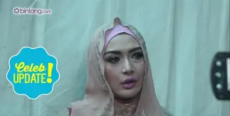 Eddies Adelia bersahabat dengan Elma Theana. Eddies pun kenal dengan Aa Gatot Brajamusti. Ia merasa bersyukur tidak terlibat dengan kasus ini. 