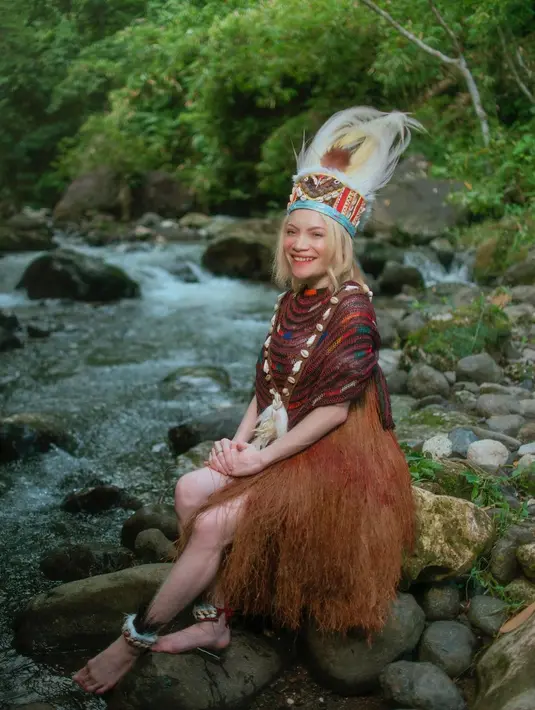 Ia banyak mengunggah konten pada akun media sosialnya, dengan latar keindahan Papua.