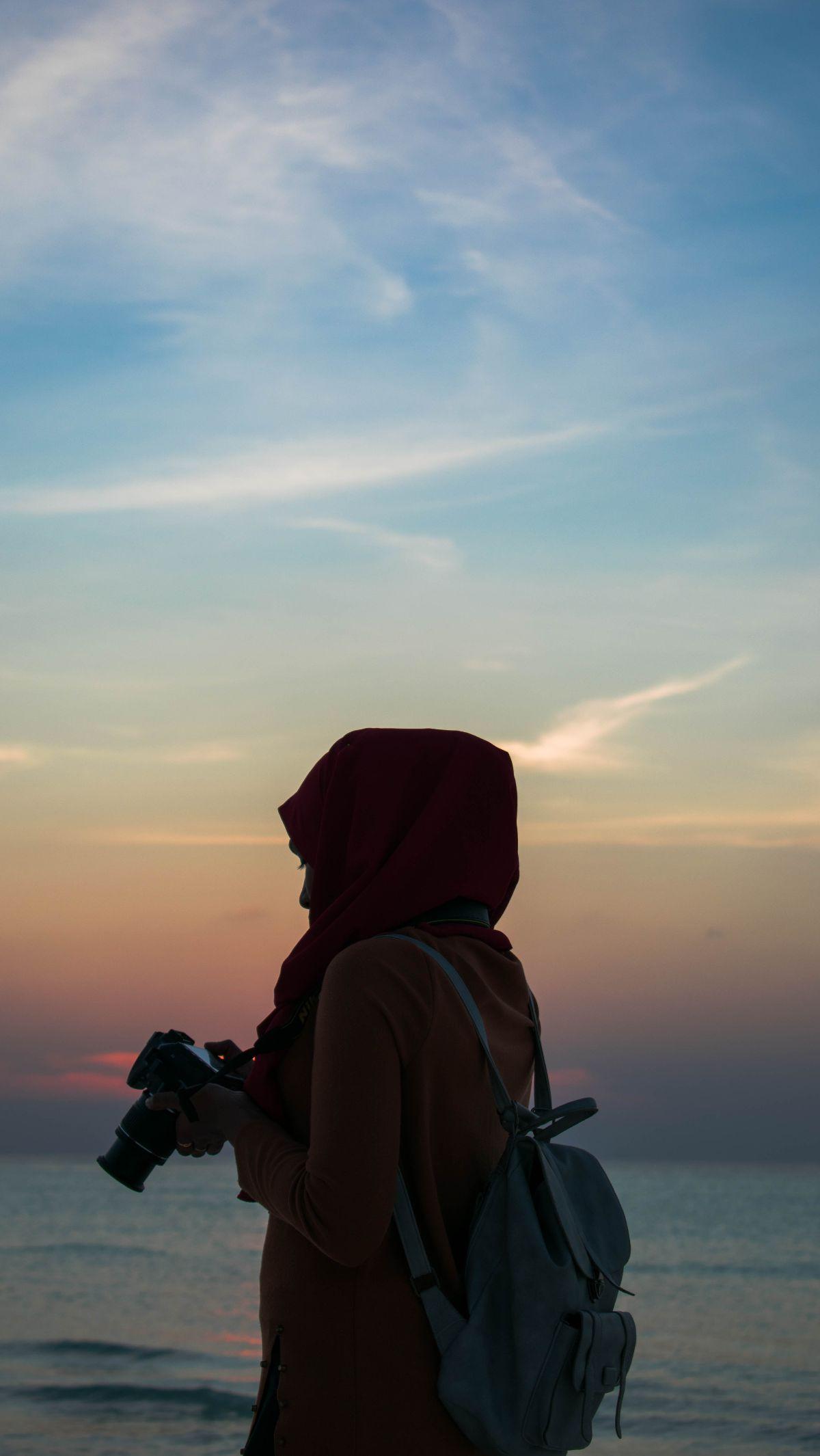 14. "Alhub huwa an ta'iesyu hayata mahbubika bifikrika wa qolbika, wa syuurika kama yai'syu huwa." <br><br>Artinya: Cinta itu adalah engkau dapat merasakan kehidupan orang yang engkau cintai dengan segenap pikiran, hati, dan perasaanmu.