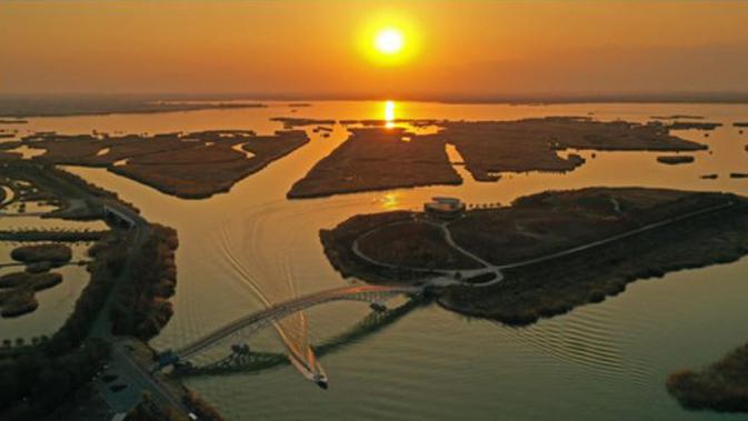 Foto dari udara yang diabadikan pada 18 Oktober 2020 ini menunjukkan pemandangan di tempat wisata Danau Shahu di Wilayah Pingluo, Shizuishan, Daerah Otonom Etnis Hui Ningxia, China barat laut. (Xinhua/Wang Peng)