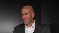 Zinedine Zidane memberi keterangan terkait penunjukannya sebagai pelatih Real Madrid saat konferensi pers di Madrid, Spanyol, Senin (11/3). Zidane dipanggil lagi untuk membenahi skuat Real Madrid yang tengah porak-poranda. (Pierre-Philippe Marcou/AFP)