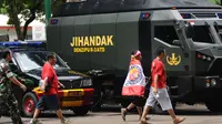 Suporter Semen Padang melintas di mobil Jihandak TNI AD jelang Laga Final Piala Jenderal Sudirman di Stadion GBK Jakarta, Minggu (24/1/2016). 10.464 personil gabungan siap menjaga laga antara Semen Padang vs Mitra Kukar. (Liputan6.com/Helmi Fithriansyah)