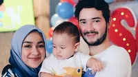 Sebuah perayaan ultah baru saja digelar 8 April 2018. Tema baby shark dipilih oleh kedua pasangan ini untuk merayakan genap ulang tahun putra pertamanya. (Instagram/aryanifitriana24)
