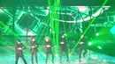 Panggung hidrolik yang dikelilingi LED dan lampu menjadikan konser terakhir SHINee itu mewah dan sempurna, Jakarta, Minggu (22/6/14). (Liputan6.com/Desika Pemita)