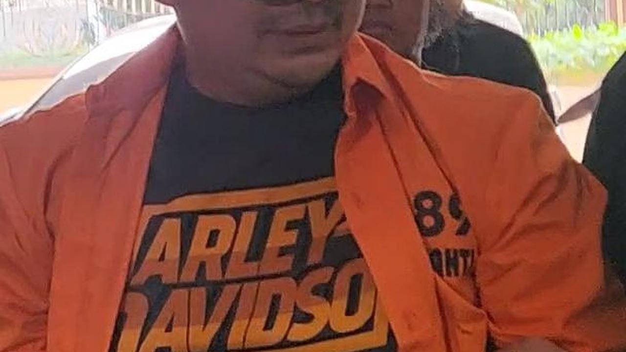 Dito Mahendra Tiba di Bareskrim, Tangan Diborgol dan Tutupi Wajah dengan Topi