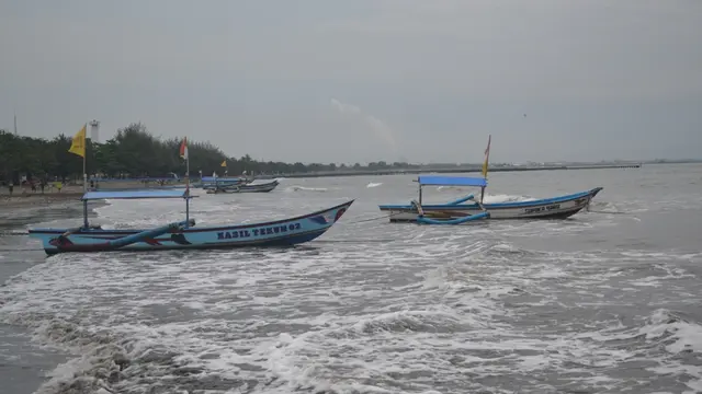 Nelayan pilih tambatkan perahu saat gelombang tinggi terjadi di pantai selatan Jawa. (Foto: Liputan6.com/Muhamad Ridlo)