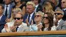 Pangeran William dan istinya Catherine, hadir saat Andy Murray mengalahkan Milos Raonic pada laga final tunggal putra Wimbledon Championships 2016 di The All England Lawn Tennis Club,  Wimbledon, London, (10/7/2016). (EPA/Pool/Andrew Couldrdge)