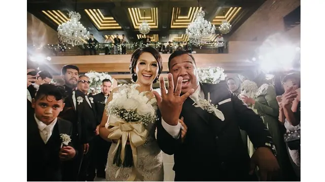 Cindy Carolina sudah menikah dengan seorang pemain saksofon, Nicky Manuputty pada 25 Oktober 2017.