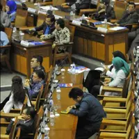 Meme-meme anggota DPR berikut bikin perasaanmu bermacam rupa. Antara kesal tapi juga mau ngakak