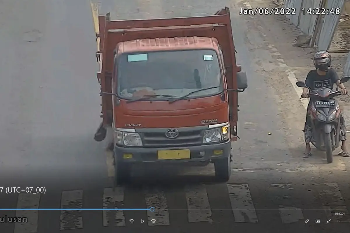 Rekaman kamera LTEE truk yang menabrak pelajar pengendara suzuki smash, di Kebumen. (Foto: Liputan6.com/Humas Polres Kebumen)