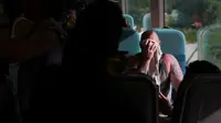 Seorang penumpang kereta mengusap keringat di wajahnya saat cuaca panas melanda London, Rabu (24/6/2026). (Dok. AP/Kin Cheung)