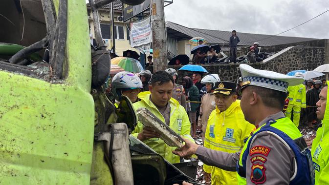 Kecelakaan Mencekam di Wonosobo: Truk Tronton Pembawa Keramik Hantam Tugu Pembatas