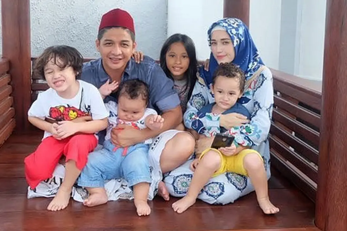 Pasha Ungu dan Adelia Pasha bersama anak