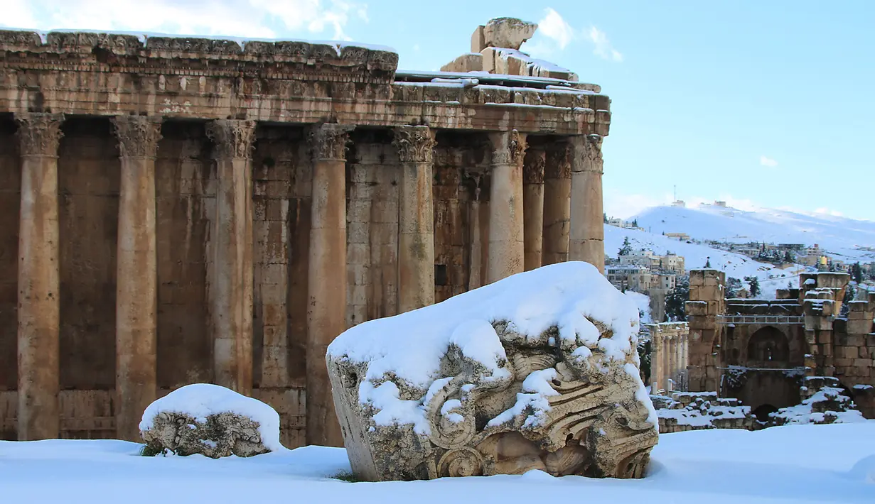 Salju menutupi kota Baalbek di Lebanon kuno di timur Lembah Bekaa (17/1). Lembah Bekaa ini terletak antara Gunung Lebanon di barat dan Pegunungan Anti-Lebanon di timur. (AP Photo)