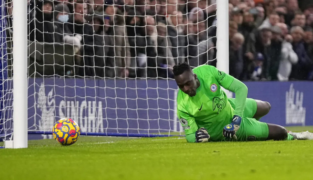 Penjaga gawang Chelsea Edouard Mendy gagal menghalau bola dari pemain Leeds United Raphinha pada pertandingan sepak bola Liga Inggris di Stadion Stamford Bridge, London, Inggris, 11 Desember 2021. Chelsea menang 3-2. (AP Photo/Matt Dunham)