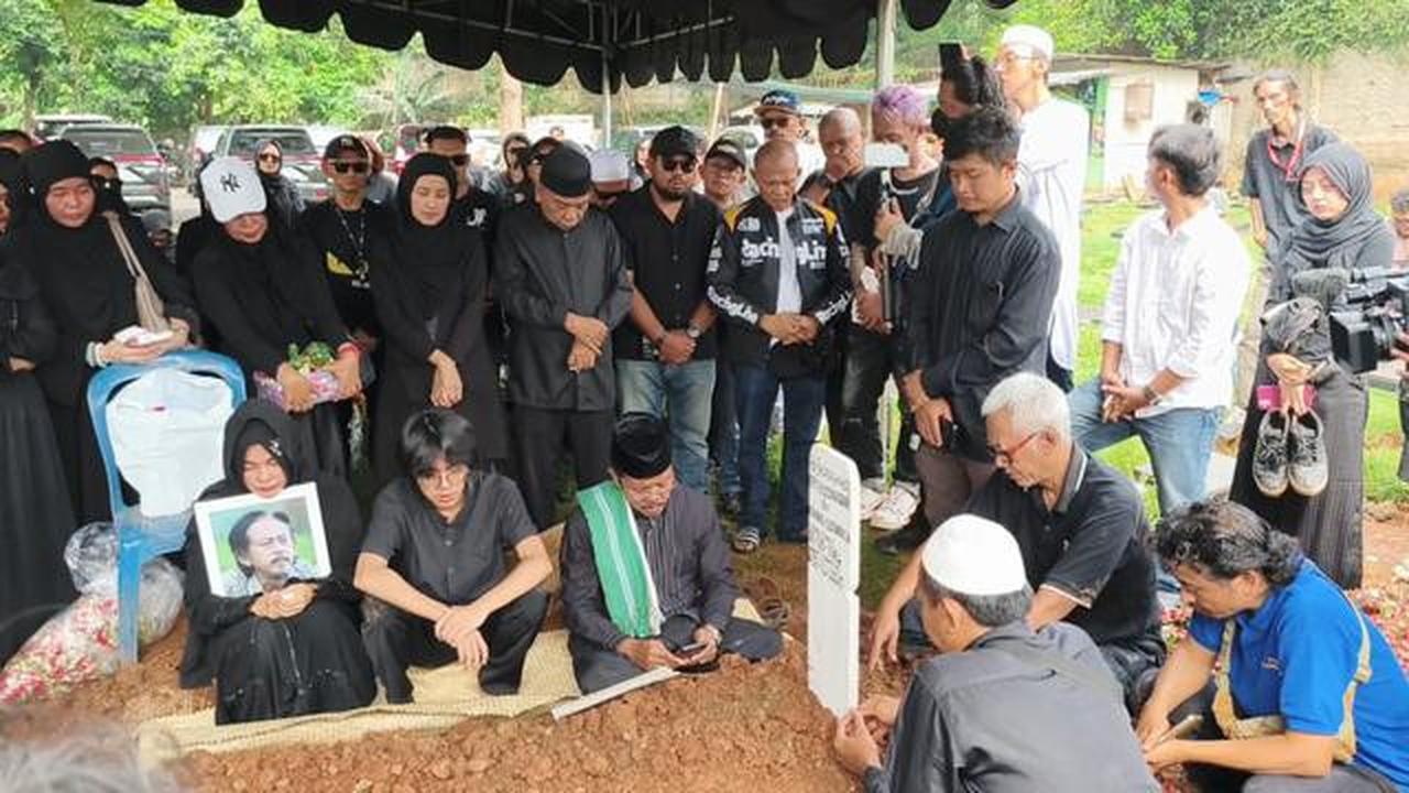 Tangis Istri Epy Kusnandar Pecah, Hampir Pingsan saat Pemakaman: Sampai Ketemu Lagi Pi!