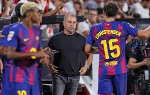 Pelatih Barcelona, Hansi Flick, berbicara dengan Andreas Christensen saat pertandingan La Liga Spanyol&nbsp;melawan Rayo Vallecano di Stadion Vallecas, Madrid, Spanyol, Senin, 1&nbsp;September 2025. (AP Photo/Manu Fernandez)