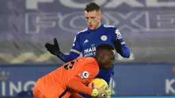 Kiper Chelsea, Edouard Mendy menangkap bola dari ancaman striker Leicester City, Jamie Vardy dalam laga lanjutan Liga Inggris 2020/21 pekan ke-19 di King Power Stadium, Leicester, Selasa (19/1/2021). Chelsea kalah 0-2 dari Leicester City. (AFP/Rui Vieira/Pool)