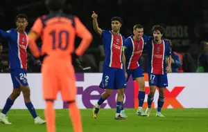Tifo Kontroversial Fans PSG Bikin Barcelona Murka