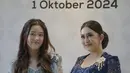 Nafa Urbach terlihat elegan kenakan kebaya brokat full payet warna biru navy. Penampilannya dipermanis dengan bros emas yang disematkan di panel depan kebayanya. [@nafaurbach].