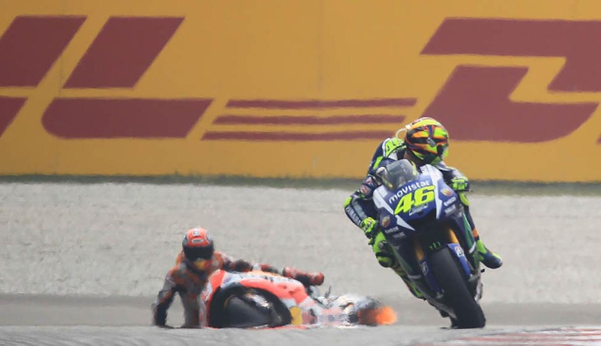 6. Pebalap Italia, Valentino Rossi, terlibat clash dengan pebalap Spanyol, Marc Marquez, di Sirkuit Sepang, Malaysia. Rossi dianggap bersalah karena menjatuhkan Marquez dan dijatuhi hukuman tiga poin. (Crash.net)