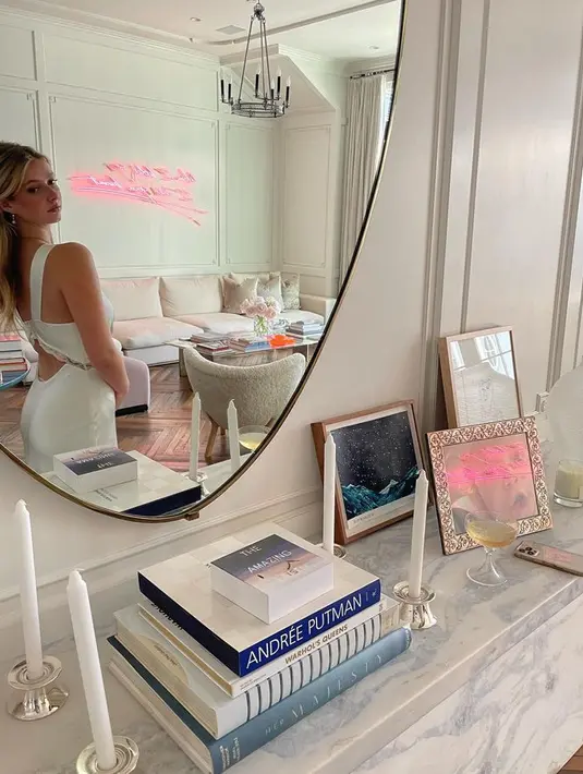 Meski menyukai gaya kasual, Apple Martin tetap memolesnya menjadi tampilan trendi dan chic. [Foto: Instagram @gwynethpaltrow]