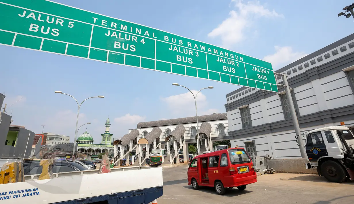 Suasana di Terminal Bus Rawamangun, Jakarta, Jumat (29/5/2015). Terminal Rawamangun yang baru saja direnovasi ini diduga salah desain lantaran tak bisa dimasuki bus. (Liputan6.com/Faizal Fanani)
