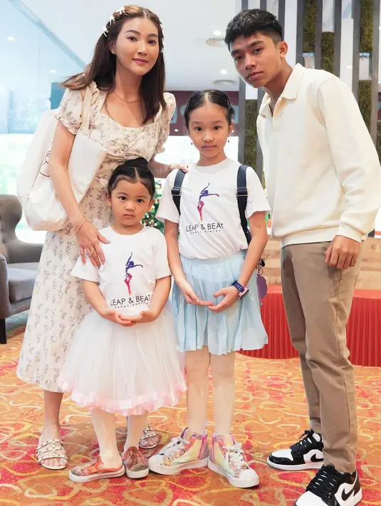 Dampingi Thalia dan Thania pentas seni, Sarwendah dan Bertrand tampil kompak kenakan busana warna putih yang selaras dengan seragam Thalia dan Thania. [@sarwendah29]