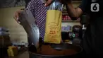 Pekerja tengah menyiapkan kopi di Toko Sedap Djaja, Jatinegara, Jakarta Timur, Minggu (5/1/2025). (Liputan6.com/Angga Yuniar)