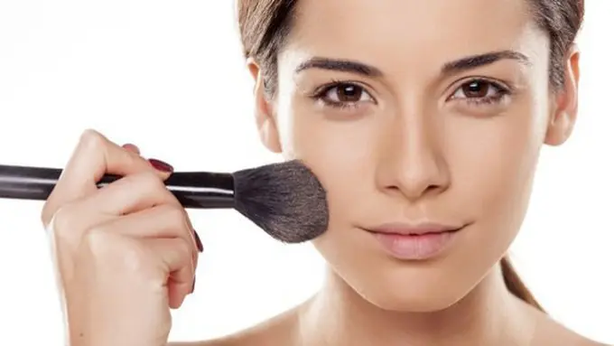 Make up memang bisa menyembunyikan jerawat/copyright: thinkstockphotos.com