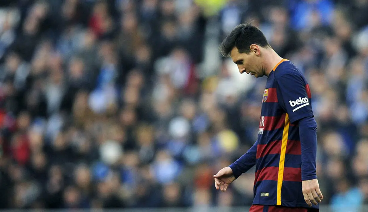 Bintang Barcelona, Lionel Messi, tampak murung gagal mencetak gol ke gawang Espanyol pada laga La Liga Spanyol di Stadion Cornella de Llobregat, Spanyol, Minggu (3/1/2016). Kedua tim bermain imbang 0-0. (Reuters/Stringer)