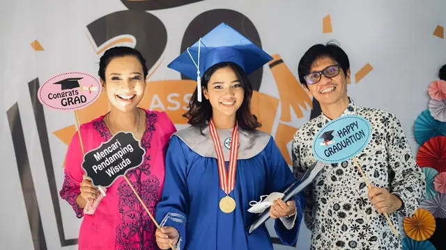 Charlotte Ramadhan bersama Shahnaz Haque dan Gilang Ramadhan. (Foto: Darwis Triadi dari Instagram @charlotteramadhan)