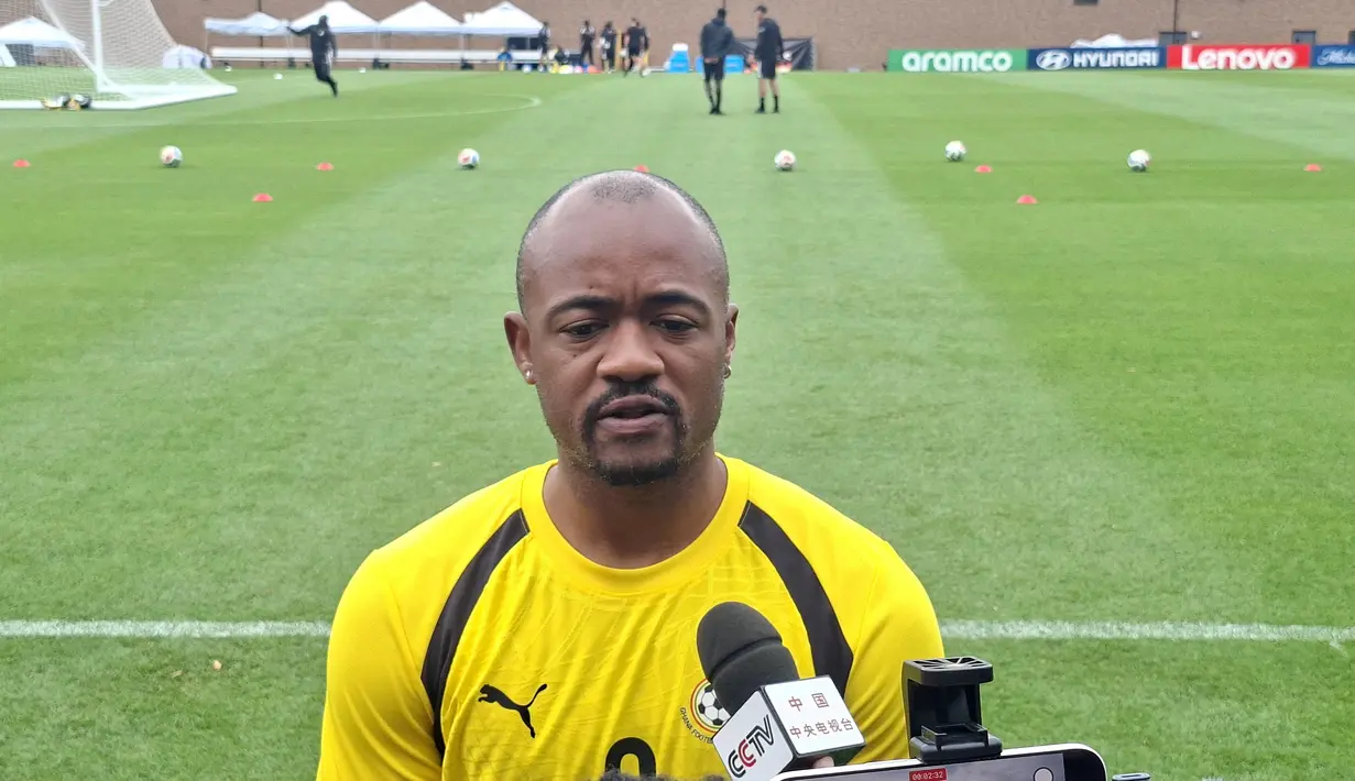 Kapten Timnas Ghana, Jordan Ayew, memberikan keterangan kepada awak media usai sesi latihan di Bryant University, Rhode Island, Amerika Serikat, Senin (22/6/2026). Jordan Ayew menegaskan kesiapan The Black Stars jelang menghadapi Inggris pada laga Grup L Piala Dunia 2026. (KLY Sports/Hery Kurniawan/Adv/Powerade)