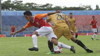 Pemain Bhayangkara Solo FC, Sani Rizki Fauzi (20), berebut bola dengan pemain Borneo FC Samarinda, M. Sihran H Amarullah, dalam pertandingan Babak Penyisihan Grup B Piala Menpora 2021 di Stadion Kanjuruhan, Malang. Senin (22/3/2021). (Bola.com/Arief Bagus)