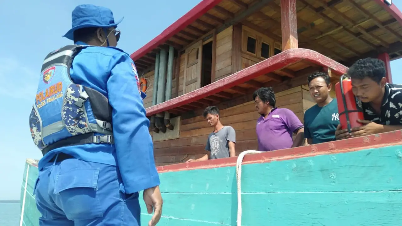 Personel Polairud Polres Pemalang mengecek APAR di kapal nelayan. (Foto: Liputan6.com/Polres Pemalang)
