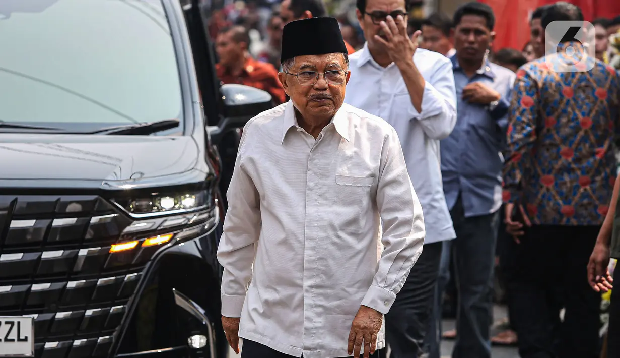 Sejumlah tokoh dan pejabat berdatangan untuk menyampaikan duka cita ke pihak keluarga Wakil Presiden ke-9 Republik Indonesia Hamzah Haz di rumah duka, Kawasan Tegalan, Matraman, Jakarta, Rabu (24/7/2024). Diantaranya, Wakil Presiden RI ke-10 dan 12 Jusuf Kalla. (Liputan6.com/Angga Yuniar)