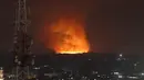 Api membara dan asap mengepul setelah pasukan Israel menyerang di Jalur Gaza, Senin (10/5/2021). Militer Israel menjelaskan, serangan tersebut ditujukan langsung kepada kelompok Hamas yang memang beroperasi di sekitar Gaza. (AP Photo/Hatem Moussa)