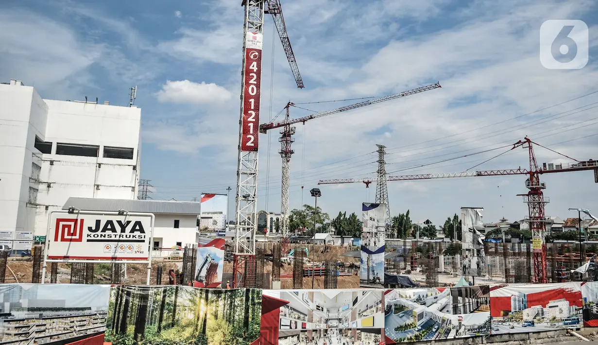Aktivitas pekerja saat menyelesaikan proyek pembangunan Pasar Senen Blok I dan II, Jakarta, Minggu (15/11/2020). Rencananya, proyek senilai Rp 900 miliar tersebut akan dibangun menjadi kawasan berorientasi transit (TOD) dan ditargetkan rampung pada 2022. (merdeka.com/Iqbal S Nugroho)