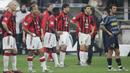 Para pemain AC Milan melihat ke arah fans di tribun penonton saat laga leg kedua babak perempatfinal Liga Champions 2004/2005 menghadapi Inter Milan di San Siro Stadium, Milan (12/4/2005) dihentikan wasit. Akhirnya laga pun diputuskan tak lagi dilanjutkan. AC Milan pun diputuskan menang 3-0 atas Inter Milan akibat insiden pelemparan flare tersebut. (AFP/Paco Serinelli)